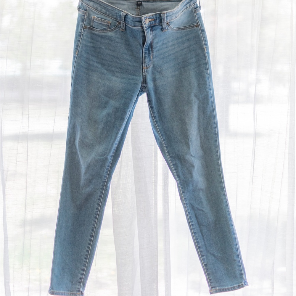 Universal Thread // Light Wash Mid Rise Jeggings
